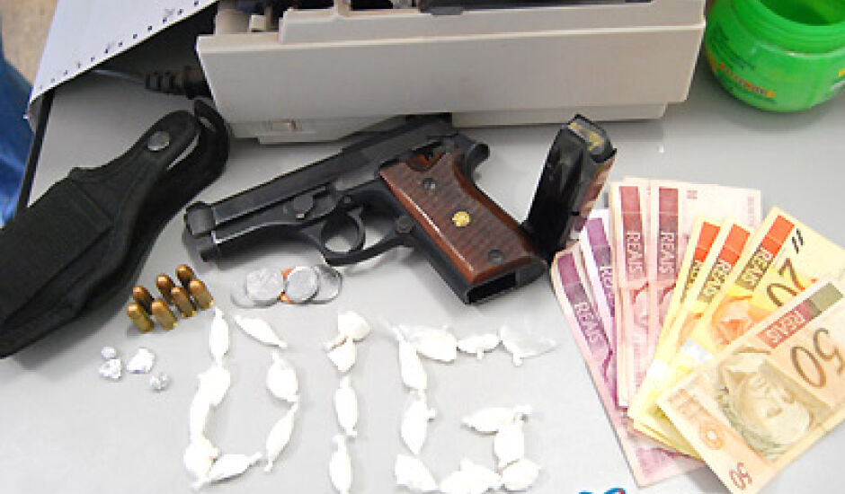 Drogas, arma, munições e dinheiro apreendidos com Cleiton 