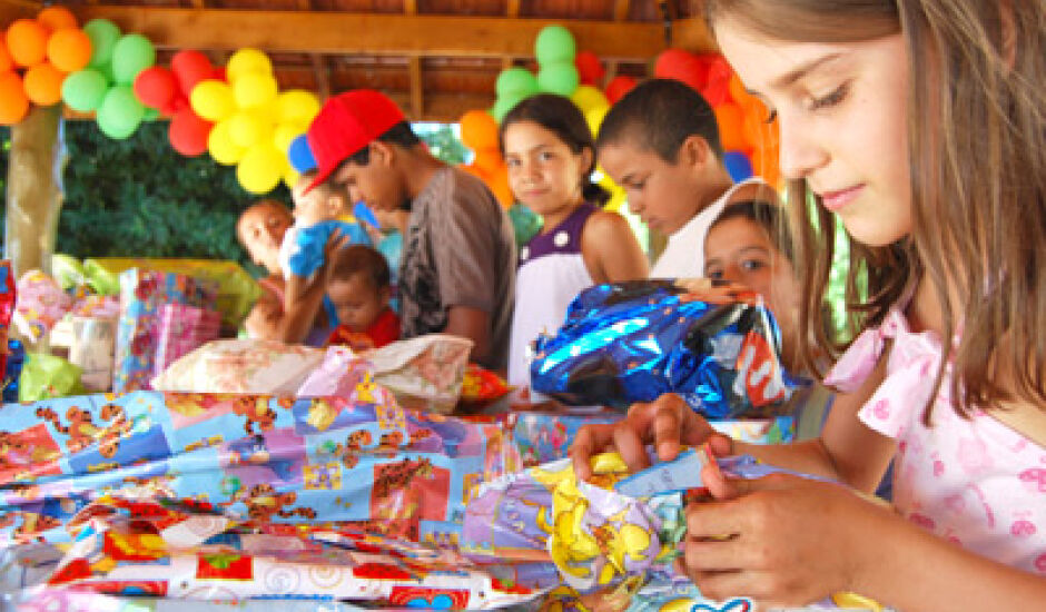 Crianças das famílias, que moram temporariamente na Vila Vicentina, receberam presentes