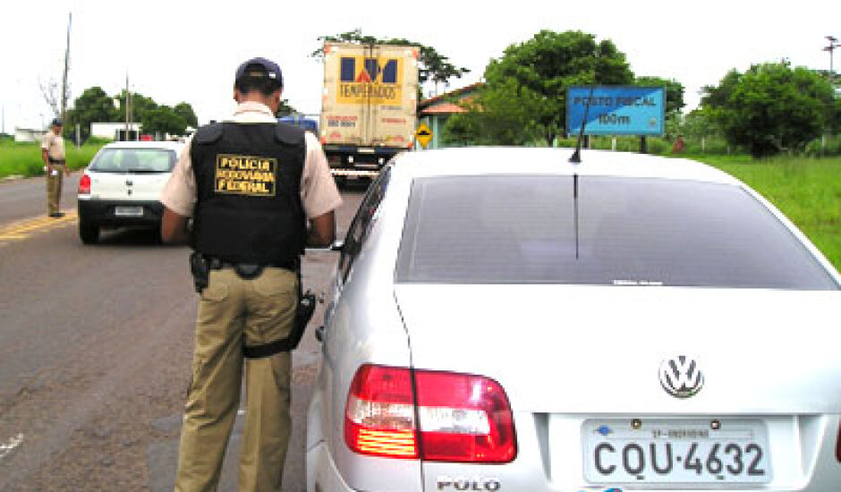 Policiais rodoviários federais estarão atentos a abusos de velocidade e ultrapassagens perigosas