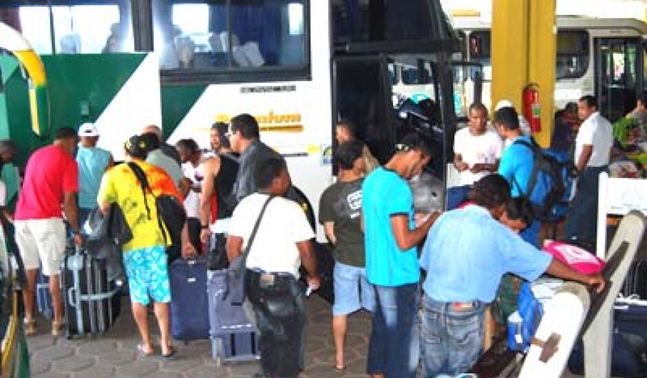 Demissões provocam aglomeração de passageiros no terminal rodoviário