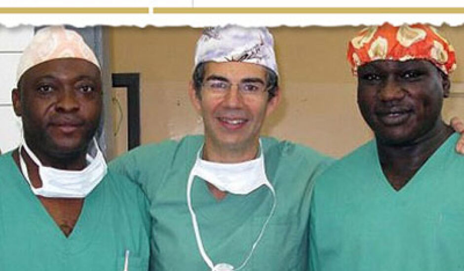 David Nott, no centro, e colegas no hospital de Rutshuru, onde ele trabalha como voluntário