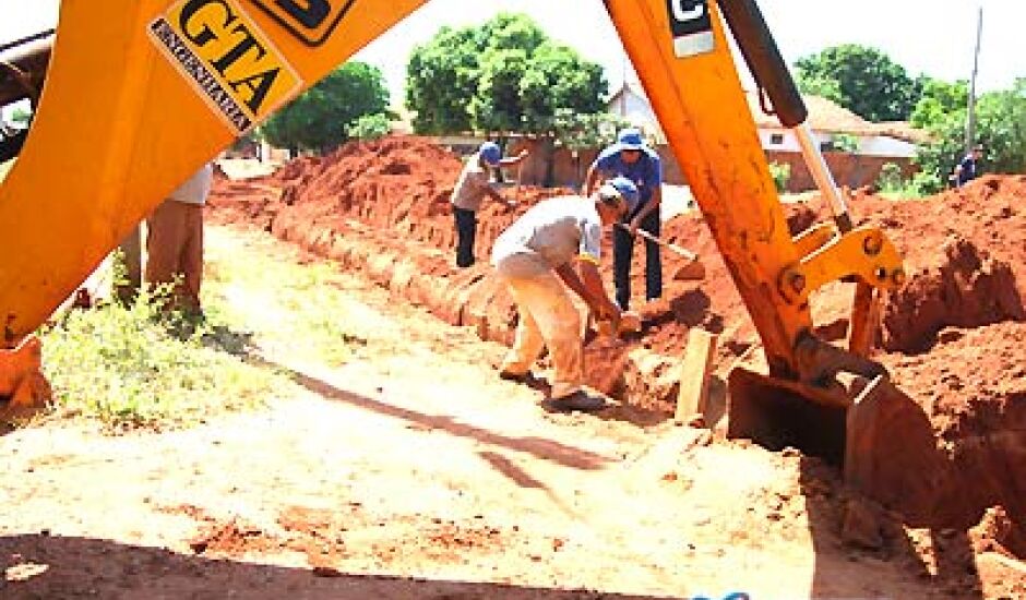 Operários realizam serviço de escavação para depois trocar os tubos rompidos por novos