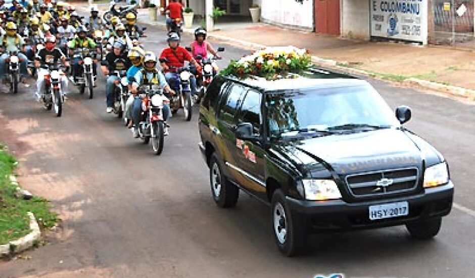 Cerca de 50 mototaxistas acompanharam o corpo Agenor até o cemitério municipal