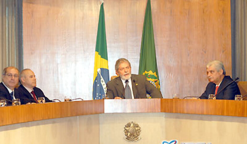 Presidente Lula, reunido com os ministros da área econômica e empresarios anunciou as medidas do governo contra a crise