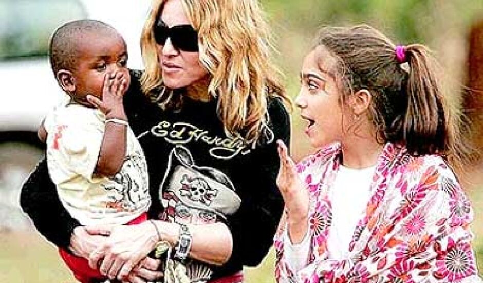 Madonna com seus filhos Lourdes Maria e David Banda no Malauí 