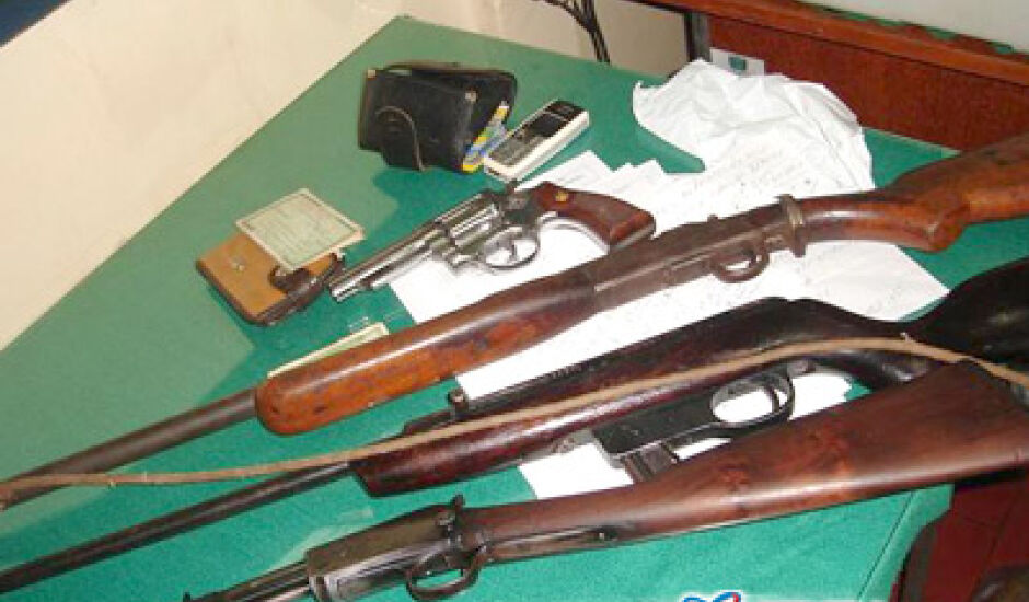 Armas e munições foram encontradas na casa de um dos detidos