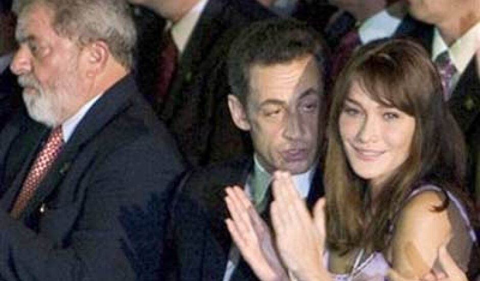 Nicolas Sarkozy e Carla Bruni ao lado de Lula