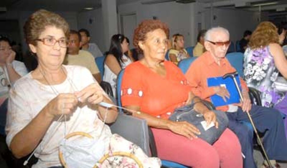 Brasília - Beneficiários do INSS aguardam atendimento em agência da Previdência Social 