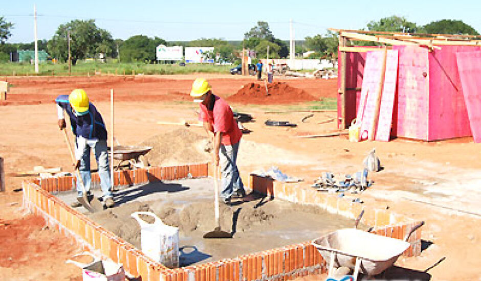 Na área, operários trabalham para dar início às obras de edificação do novo semi-aberto