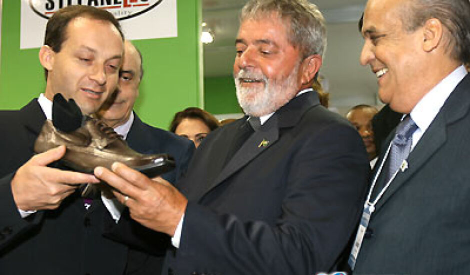 Com outras autoridades, o presidente aprecia produtos brasileiros oriundos do couro