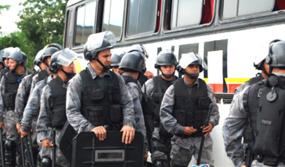 Os 50 policiais da Companhia Independente de Crises e Operações Especiais chegaram a Três Lagoas em um ônibus