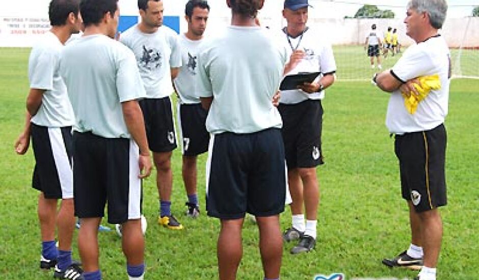 Paulinho Ceará (de boné) e Flor (direita) convesam com jogadores sobre as mudanças no time