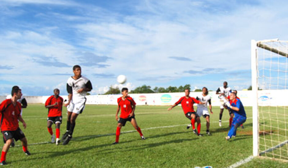Lançamento na área do Bandeirantes, com jogadores do Misto tentando cabeçear e marcar gol