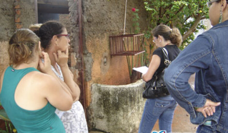 Dona Zuleide (esq.) e outras moradoras são entrevistadas pelas assistentes sociais da Prefeitura