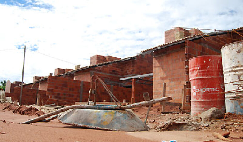 Unidades habitacionais que estão sendo construídas nos bairros Santa Rita e São Carlos estão com obras paralisadas