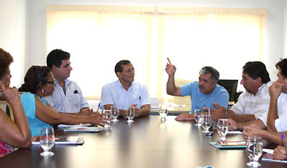 Promotor Antônio Carlos Garcia de Oliveira, em reunião com vereadores e representantes do Movimento de Luta