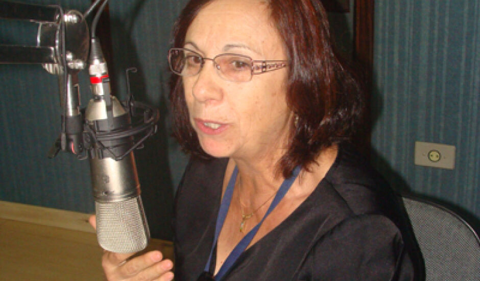 Gláucia Krunger, coordenadora da Vigilância Sanitária, no estúdio da Cultura FM