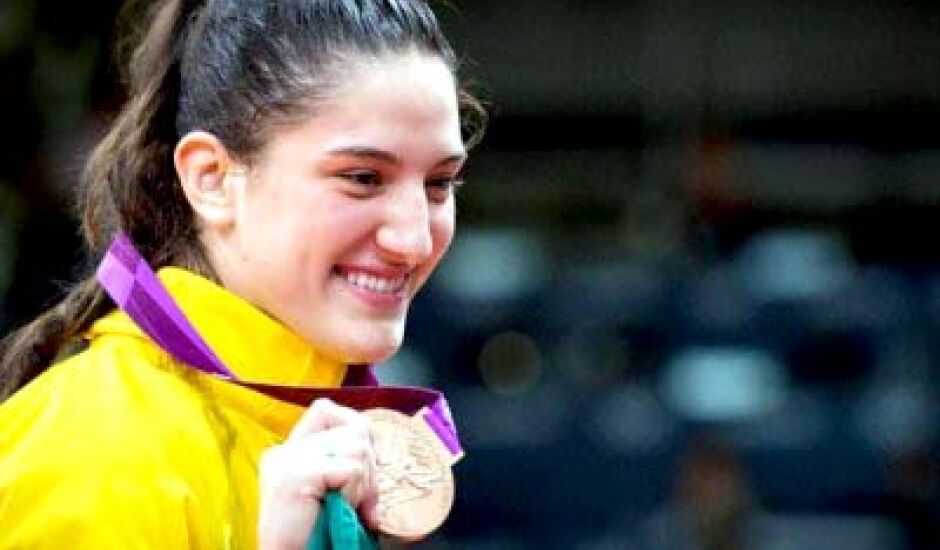 Brasileira sorri após receber a medalha de bronze