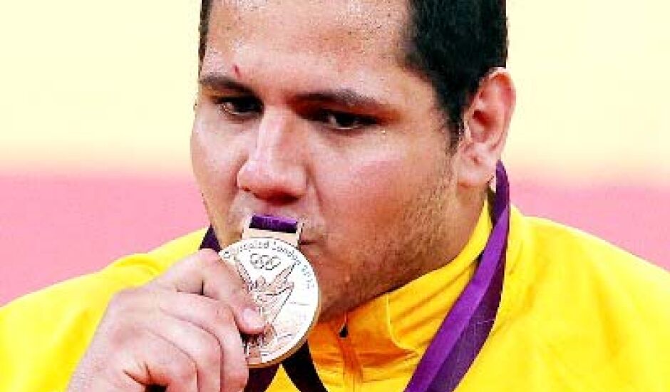 Rafael Silva beija a medalha em Londres