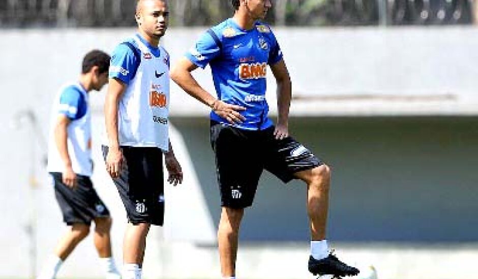 Adriano (esq.) e Ganso no treino do Santos na baixada
