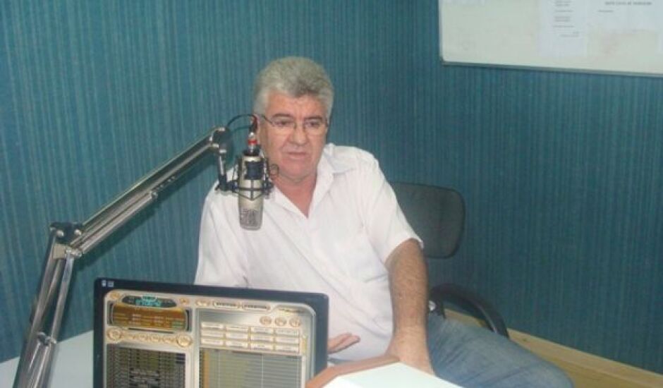Diretor do Campus de Três Lagoas, José Menoni, no estúdio da Cultura FM 106,5 Mhz