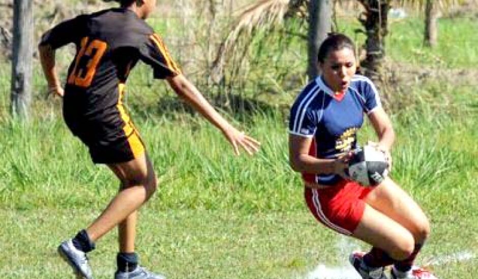 Treinos da equipe três-lagoense feminina de rugby acontecem aos domingos