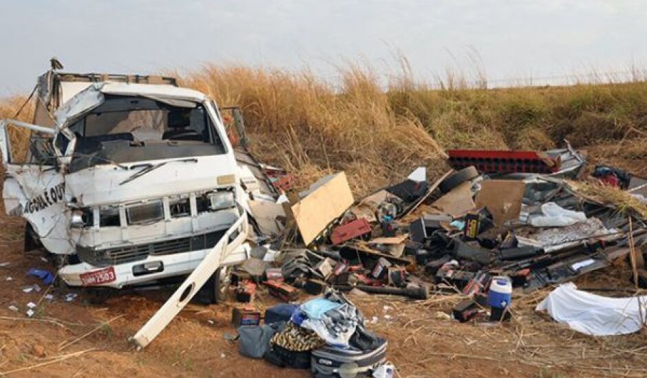 Destroços do caminhão e pertences das vítimas espalhados no local do acidente
