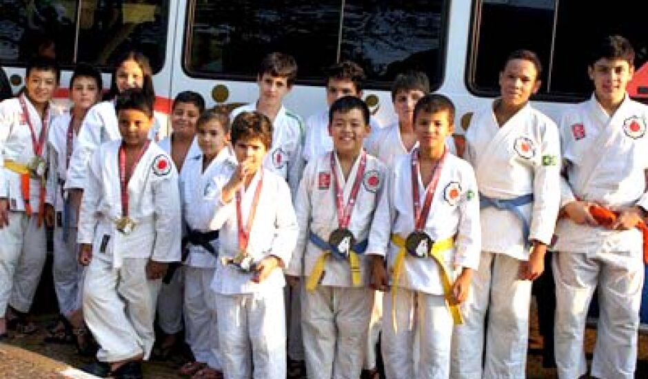 Judocas posam com as medalhas conquistadas em Presidente Prudente