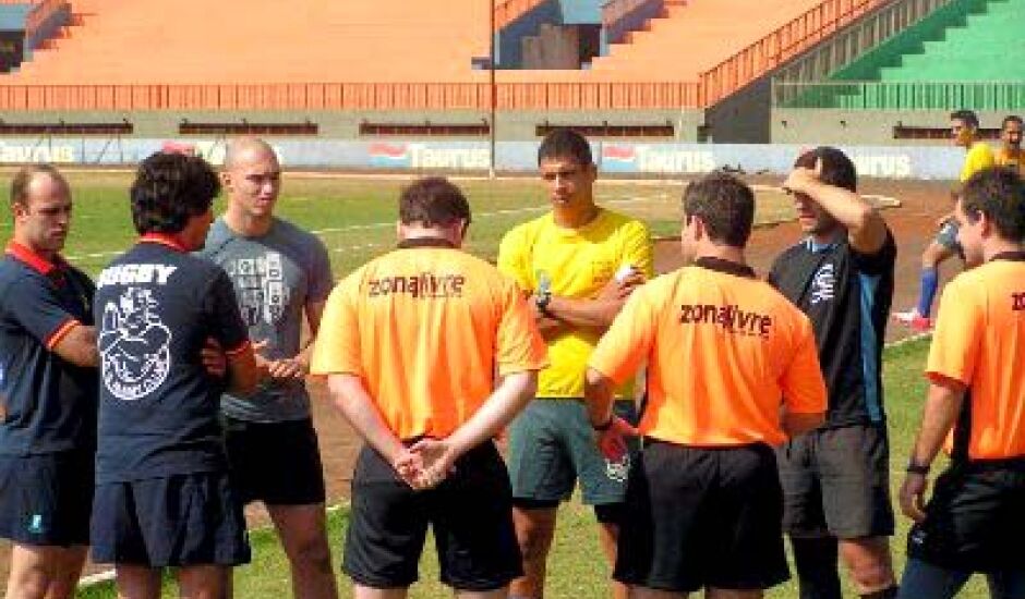 Atletas e árbitros conversam antes da etapa de Corumbá