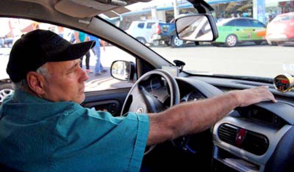O taxista Nelson de Souza mostra como utilizar corretamente o taxímetro