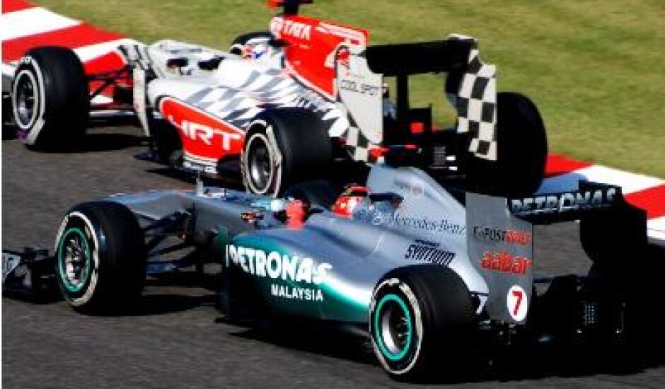 Michael Schumacher (carro prateado) em ação no GP do Japão de 2011