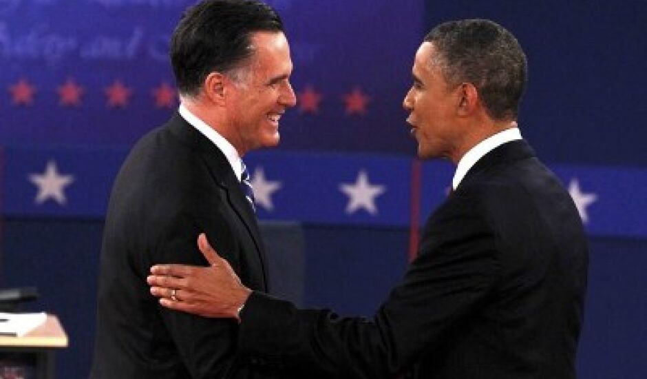 O republicano Mitt Romney e o democrata Barack Obama se cumprimentam antes do debate desta terça-feira (16) em Nova York.
