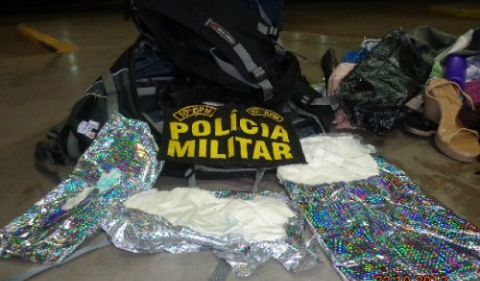 Cocaína foi descoberta após policiais sentirem forte odor de éter em bagagem
