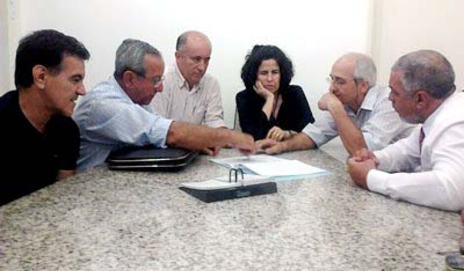 Teixeira (esq.), Miro, Sávio, Márcia Moura, Meneguzzo e Totó na reunião