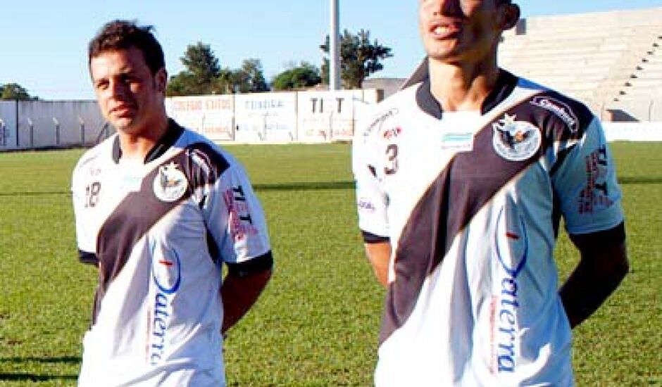 Xuxa (esq.) e Maringá são os dois jogadores acertados com o Misto para a temporada 2013