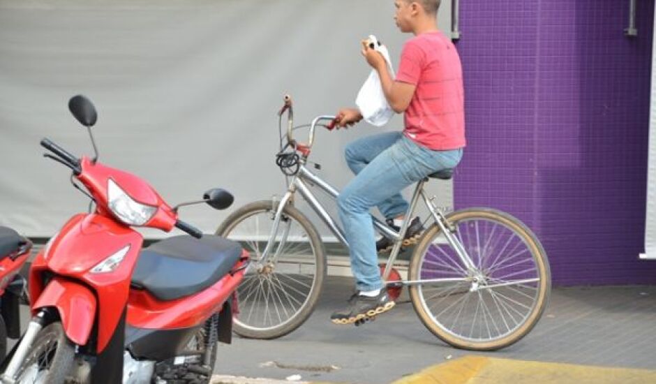Projeto de lei proíbe condução de bicicletas em passeios, canteiros e similares públicos