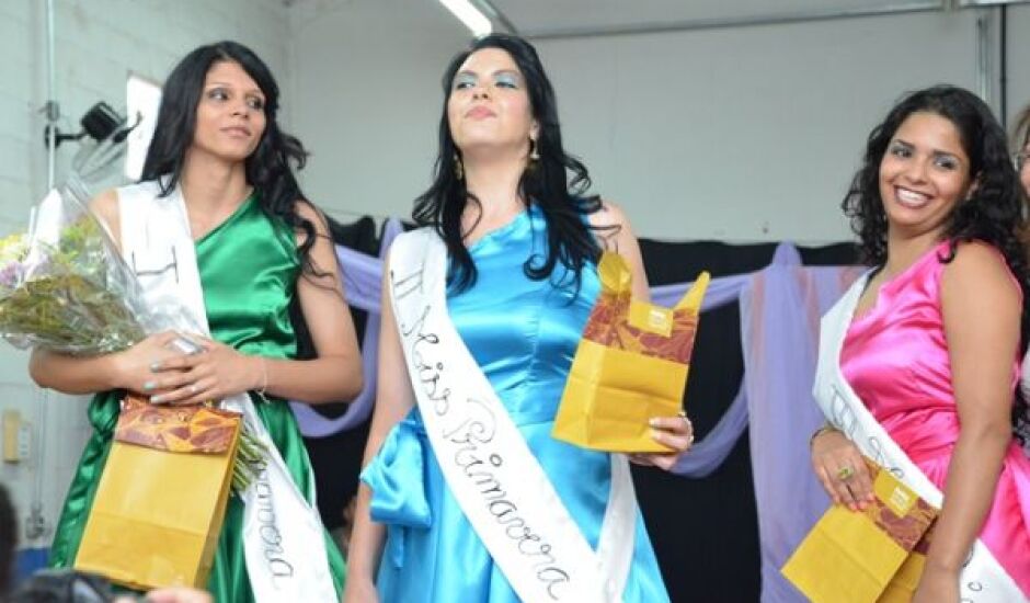  A partir da esquerda, a terceira colocada TarikIane, a vencedora Sidinéia Hipólito, e a segunda colocada, Paula Barcelos