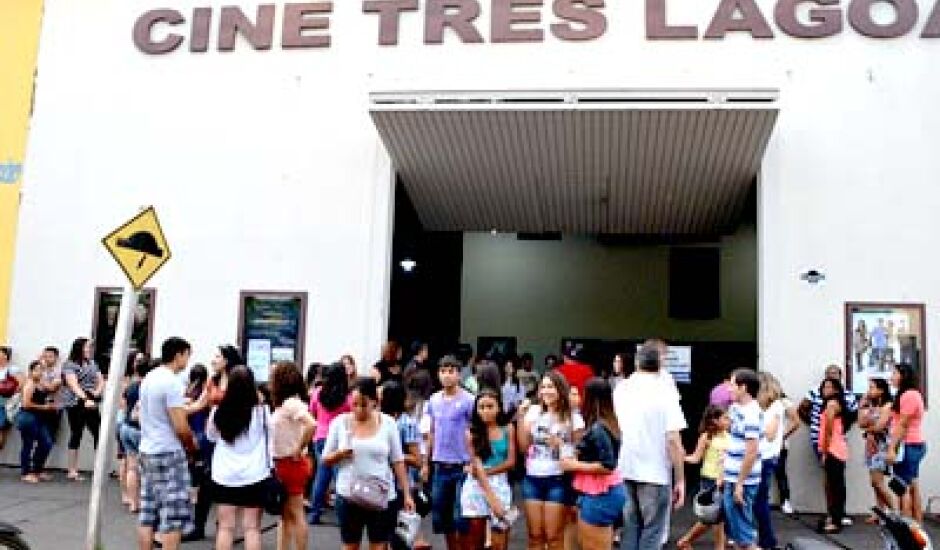 Público aguardando o início da sessão em frente ao Cine Três Lagoas