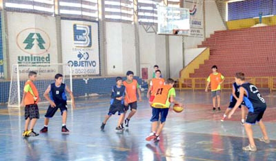 Atletas do basquete treinam para os Jats no Ginásio de Esportes