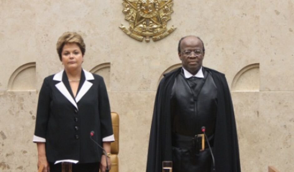 Ministro Joaquim Barbosa toma posse no Supremo, ao lado da presidente Dilma Rousseff
