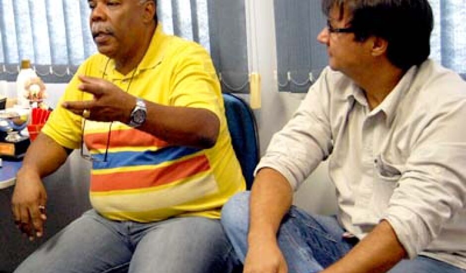 Marçal (esq.) conversa com José Gonçalves, diretor de futebol
