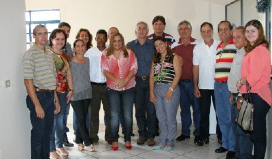 Prefeito eleito de Brasilândia posa para fotografia com sua equipe de governo