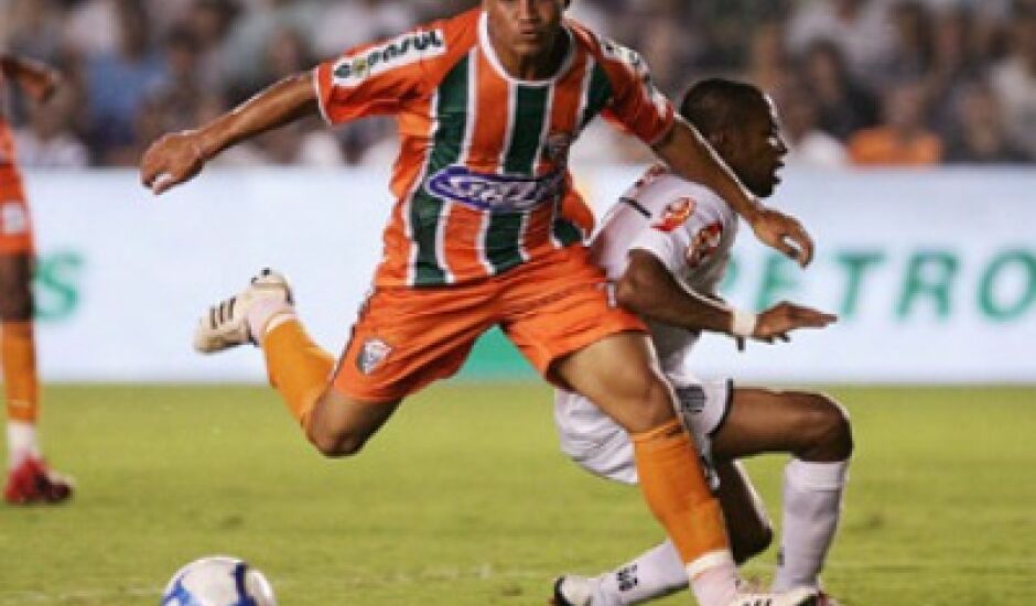 Jacó Pit Bull em disputa de bola com o jogador Robinho do Santos