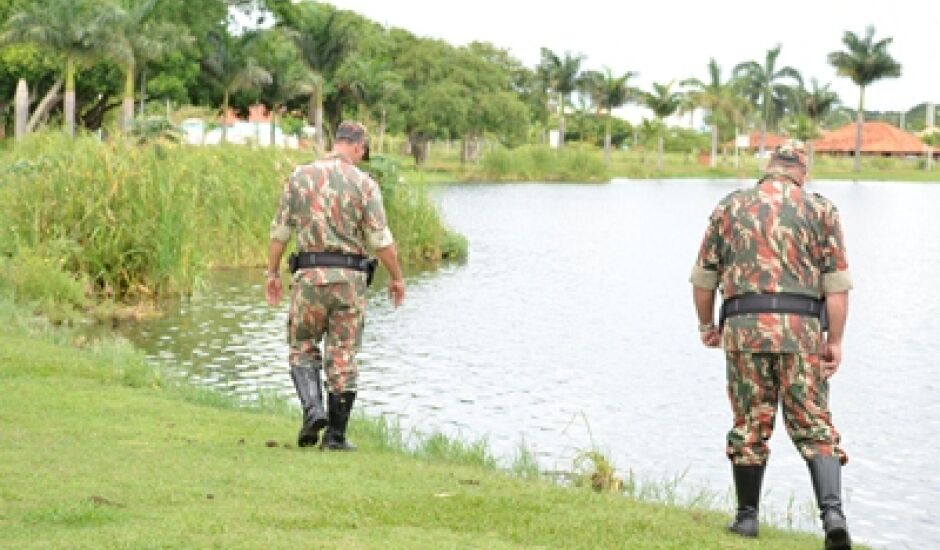 Policiais ambientais caminharam ao redor da lagoa em busca de animais selvagens