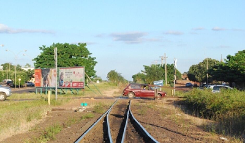 Obras do contorno ferroviário estão paralisadas desde abril de 2012 por falta do material 