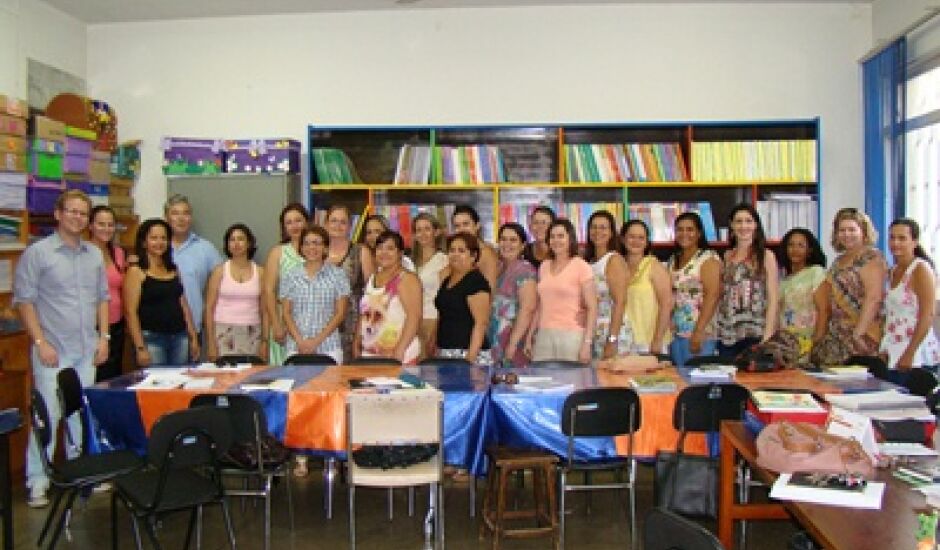 Secretária posa ao lado dos agentes da nova gestão escolar de Paranaíba