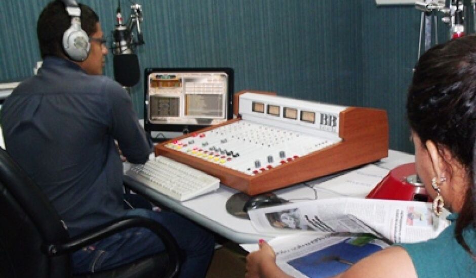 Ana Cristina Santos e Renato Borges, radialistas do programa RCN Notícias, da Cultura FM de Três Lagoas