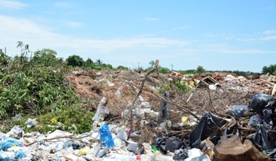 Mesmo proibidos, cidadãos insistem em jogar lixo doméstico no aterro
