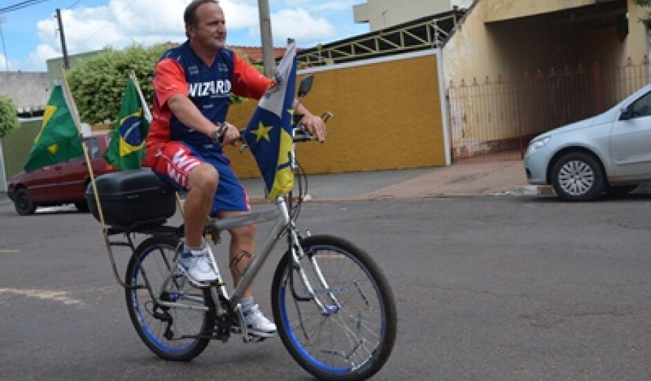 Carlos Henrique Ribeiro pedala, em média, 120 km por dia