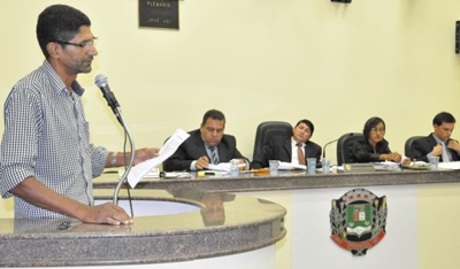Presidente do Sinpemp expõe na tribuna da Câmara de Paranaíba reivindicações 